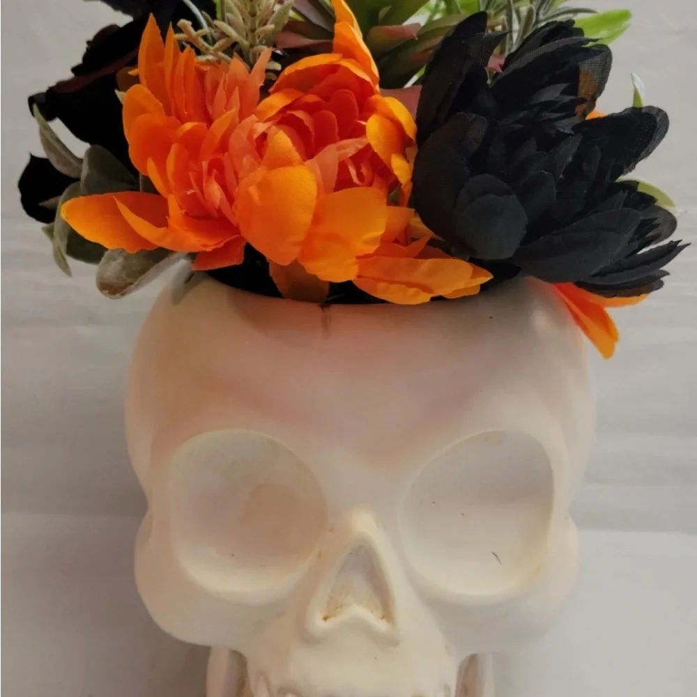 2022 Hyde Eek White Skull Succulent Plant Flower Ghoulish Garden Halloween